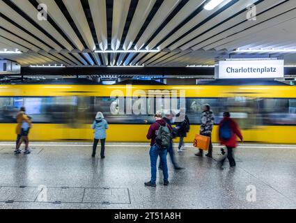 Haltestelle Charlottenplatz Stuttgarter Straßenbahnen AG, SSB. // 02.11.2023, Stuttgart, Baden-Württemberg, Deutschland, Europa *** Haltestelle Charlottenplatz Stuttgarter Straßenbahnen AG, SSB 02 11 2023, Stuttgart, Baden Württemberg, Deutschland, Europa Credit: Imago/Alamy Live News Stockfoto