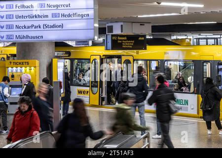 Haltestelle Charlottenplatz Stuttgarter Straßenbahnen AG, SSB. // 02.11.2023, Stuttgart, Baden-Württemberg, Deutschland, Europa *** Haltestelle Charlottenplatz Stuttgarter Straßenbahnen AG, SSB 02 11 2023, Stuttgart, Baden Württemberg, Deutschland, Europa Credit: Imago/Alamy Live News Stockfoto