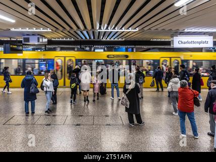 Haltestelle Charlottenplatz Stuttgarter Straßenbahnen AG, SSB. // 02.11.2023, Stuttgart, Baden-Württemberg, Deutschland, Europa *** Haltestelle Charlottenplatz Stuttgarter Straßenbahnen AG, SSB 02 11 2023, Stuttgart, Baden Württemberg, Deutschland, Europa Credit: Imago/Alamy Live News Stockfoto