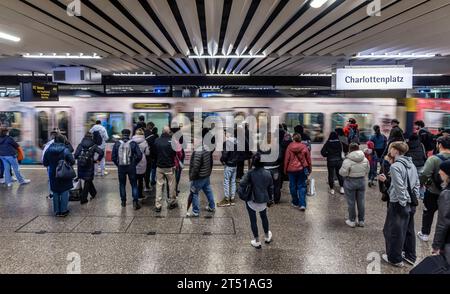 Haltestelle Charlottenplatz Stuttgarter Straßenbahnen AG, SSB. // 02.11.2023, Stuttgart, Baden-Württemberg, Deutschland, Europa *** Haltestelle Charlottenplatz Stuttgarter Straßenbahnen AG, SSB 02 11 2023, Stuttgart, Baden Württemberg, Deutschland, Europa Credit: Imago/Alamy Live News Stockfoto