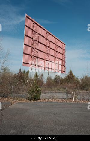 Rückseite eines Filmbildschirms bei einem geschlossenen Drive-in-Kino Stockfoto