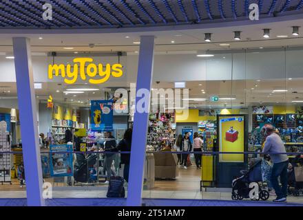 Einkaufszentrum Milaneo, Europaviertel Stuttgart. MyToys./02.11.2023, Stuttgart, Baden-Württemberg, Deutschland, Europa *** Milaneo Shopping Center, Europaviertel Stuttgart MyToys 02 11 2023, Stuttgart, Baden Württemberg, Deutschland, Europa Credit: Imago/Alamy Live News Stockfoto