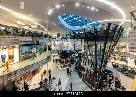 Einkaufszentrum Milaneo, Europaviertel Stuttgart./02.11.2023, Stuttgart, Baden-Württemberg, Deutschland, Europa *** Milaneo Shopping Center, Europaviertel Stuttgart 02 11 2023, Stuttgart, Baden Württemberg, Deutschland, Europa Credit: Imago/Alamy Live News Stockfoto