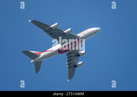 Ein Emirates Airbus A380 fliegt über Chertsey, nachdem er London Heathrow verlassen hat und in den Nahen Osten fährt. Stockfoto