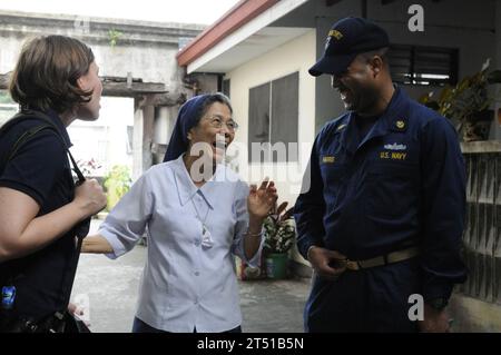 110215-N-9094S-028 MANILA, Philippinen (15. Februar 2011) Chief religiöse Programme Spezialist Tshombe Harris, in den USA zugewiesen 7. Flottenkommando Schiff USS Blue Ridge (LCC-19), spricht mit Andrea Lindgren, einem Auswärtigen Dienst Offizier der US-Botschaft in Manila, und Schwester Priscilla Ysaac, eine Nonne im Hospicio De San Jose, während eine Serviceaktivität Gemeinschaft. US Navy Personal haben im Hospicio De San Jose freiwillig für mehr als 100 Jahren. Blue Ridge dient unter Commander Expeditionary Strike Group (ESG) 7/Task Force (CTF) 76, der Marine im Einsatz nur nach vorne Amphibienverband. (US Stockfoto