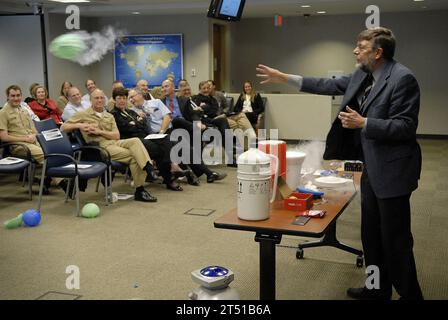 090519-N-7676W-106 ARLINGTON, Virginia (19. Mai 2009) Dr. William D. Phillips, demonstriert vom National Institute of Standards und Technologie und Empfänger von 1997 den Nobelpreis für Physik, die Auswirkungen von flüssigem Stickstoff auf Ballons während einer Vorlesung zu Office of Naval Research Mitarbeiter und Gäste. Phillips sprach über seine Arbeit als einer der führenden Forscher in Laser kühlen und einfangen von Atomen während der Director of Innovation distinguished Lecture Series. Diese grundlegenden Untersuchungen dienen zur Entwicklung von Anwendungen für neue Arten von Physik-Messungen und Prozesse wie hochauflösende spe Stockfoto