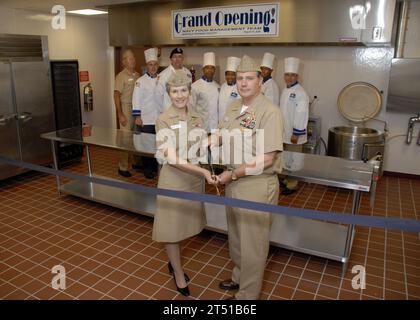 080811-N-2174P-001 NORFOLK, Virginia (11. August 2008) Capt Ruth A. Christopherson, links, Kommandierender Offizier der Flotte und Industrial Supply Center Norfolk und Chief Warrant Officer 5 Paul Jones, Offizier-in-Charge des Marine Food Management Team (NFMT), schneiden das Band eröffnet die neue State-of-the-Art-Trainingseinrichtung am Naval Station Norfolk. Auch abgebildet sind, die NFMT Lehrer, von links, Senior Chief MachinistÕs Mate Douglas Miller; Spezialist für kulinarische 1. Klasse Michael Hamer; Armee Sgt. 1. Klasse Donald Fennell, USA; CSCS Kevin Pitre; CSCM Carol Anderson; Senior Chief kulinarische Spezialist Stockfoto