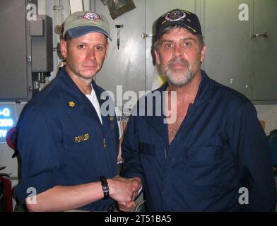 090412-N-XXXXN-003 SOMALISCHES BECKEN (12. April 2009) C Maersk-Alabama Kapitän Richard Phillips steht neben Lt. Commander. David Fowler, Exekutivoffizier der USS Bainbridge (DDG 96), nachdem er vor der Küste Somalias von der US-Marine gerettet wurde. Philips wurde vier Tage lang von Piraten als Geisel gehalten. (Offizielles Foto der US Navy/VERÖFFENTLICHT) Stockfoto