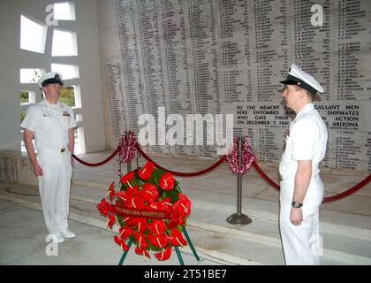 0701244887C-002 Pearl Harbor, Hawaii (24. Januar 2007) - die Crew Chiefs der USS Ohio (SSGN 726) (Gold) zollten den Seeleuten, die während des Angriffs auf Pearl Harbor am 7. Dezember 1941 getötet wurden, ihren Respekt, indem sie einen Kranz am USS Arizona Memorial legten. Während ihres Aufenthalts in Hawaii wird die Ohio Gold Crew einen Crew-Austausch mit der Blue Crew durchführen und sich einem Qualifizierungsprozess unterziehen. US Navy Stockfoto