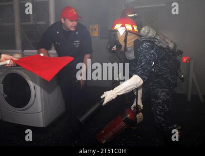 110721VA590-207 PAZIFISCHER OZEAN (21. Juli 2011) Ermittler versuchen, ein simuliertes Feuer während einer allgemeinen Quartiersübung an Bord des Flugzeugträgers USS Abraham Lincoln (CVN 72) zu löschen. Abraham Lincoln und Carrier Air Wing (CVW) 2 sind auf dem Weg zur Los Angeles Navy Week 2011. Die Navy Weeks sollen zeigen, welche Investitionen die Amerikaner in ihre Navy als Global Force for Good getätigt haben, und das Bewusstsein in Städten erhöhen, die keine signifikante Präsenz der Navy haben. Marineblau Stockfoto