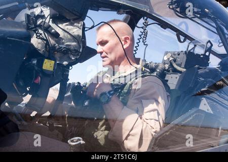 Gila Bend, Usa. 29. Oktober 2011. Karsten Heckl, Kommandeur der Marine Aviation Weapons and Tactics Squadron One, steht im Cockpit eines AH-1W Cobra-Angriffshubschraubers auf dem Auxiliary Airfield Six, 29. Oktober 2011 in der Nähe von Gila Bend, Arizona. Heckl wurde von Präsident Joe Biden als stellvertretender Kommandant des Marine Corps nominiert Marines/Alamy Live News Stockfoto