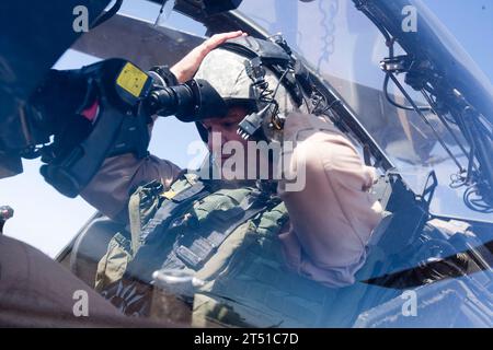 Gila Bend, Usa. 29. Oktober 2011. Karsten Heckl, Kommandeur der Marine Aviation Weapons and Tactics Squadron One, steht im Cockpit eines AH-1W Cobra-Angriffshubschraubers auf dem Auxiliary Airfield Six, 29. Oktober 2011 in der Nähe von Gila Bend, Arizona. Heckl wurde von Präsident Joe Biden als stellvertretender Kommandant des Marine Corps nominiert Marines/Alamy Live News Stockfoto