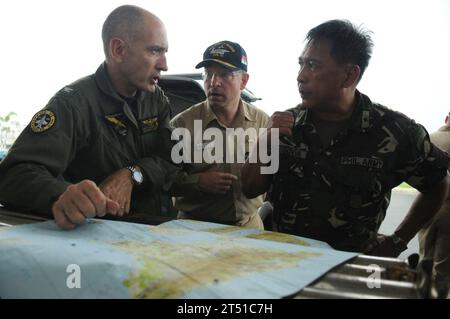 0806264009P-040 PHILIPPINEN (26. Juni 2008) Heck-ADM James P. Wisecup, Commander, Carrier Strike Group (CSG) 7, Mitte, Brig. General Jorge Segovia, stellvertretender stellvertretender Stabschef für Operationen der Streitkräfte Philippinen (AFP), Right, und Kapitän Thomas P. Lalor, stellvertretender Kommandeur des Carrier Air Wing (CVW) 14, diskutieren die aktuellen Hilfsmaßnahmen des Flugzeugträgers USS Ronald Reagan (CVN 76) der Nimitz-Klasse. Auf Ersuchen der Regierung der Republik der Philippinen befindet sich Ronald Reagan vor der Küste von Panay Island und leistet humanitäre Hilfe und Katastrophenhilfe im Gefolge von Typ Stockfoto