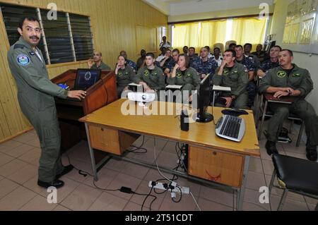 110906IZ292-030 PORT LOUIS, Mauritius (6. September 2011) Wing Commander. MISRA Shashank, Befehlshaber der Helicopter Squadron der mauritischen Polizei, gibt einen Auftrag an Marineflieger und Seeleute, die den stolzen Warriors of Helicopter Anti-U-Boot Squadron Light (HSL) 42 zugewiesen sind, die an Bord der Fregatte USS Samuel B. Roberts (FFG 58) stationiert sind. während eines Besuchs der Helicopter Squadron der mauritischen Polizei als Teil ihrer Beteiligung an der Africa Partnership Station (APS) East Hub. APS ist eine Initiative für internationale Sicherheitszusammenarbeit, die vom Befehlshaber der US Naval Forces EUR unterstützt wird Stockfoto