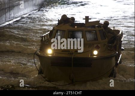 110725ZC343-173 PAZIFISCHER OZEAN (25. Juli 2011) Ein leichteres amphibisches Nachversorgungs-Frachtfahrzeug (LHD 6) erreicht das Brunnendeck des amphibischen Angriffsschiffs USS Bonhomme Richard (LHD 6). Das Schiff ist auf See und fährt in der ersten Augustwoche zur Seattle Sea Fair nach Seattle. Marineblau Stockfoto