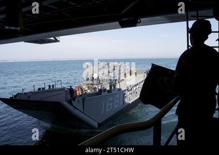 110725ZC343-217 PAZIFISCHER OZEAN (25. Juli 2011) Ein Landungsschiff (LCU) betritt das Brunnendeck des amphibischen Angriffsschiffs USS Bonhomme Richard (LHD 6). Das Schiff ist auf See und fährt in der ersten Augustwoche zur Seattle Sea Fair nach Seattle. Marineblau Stockfoto