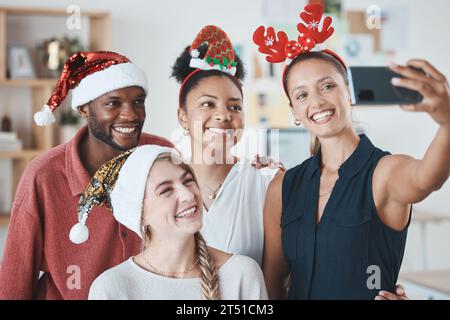 Weihnachtsfeier, Telefon-Selfie und Geschäftsleute feiern festliche Feiertage. Vielfalt, Lächeln und fröhliche Arbeitsfreunde feiern auf 5g Mobile Stockfoto