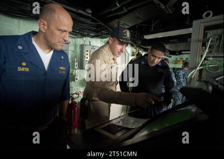 1007015319A-048 PAZIFISCHER OZEAN (1. Juli 2010) Commander. Jeffrey Oakey, Zentrum, kommandierender Offizier des Amphibienschiffes USS New Orleans (LPD 18), führt Commander Cmdr eine Tour über die Schiffsbrücke durch. Scott Smith, Befehlshaber der Fregatte USS Klakring (FFG 42) und Captain Brian Nickerson, Kommodore der Zerstörergeschwader (DESRON) 40, während der Southern Partnership Station 2010. New Orleans beteiligt sich an der Southern Partnership Station, einem jährlichen Einsatz von US-Militärtrainingsteams in den Zuständigkeitsbereich des U.S. Southern Command. Marineblau Stockfoto