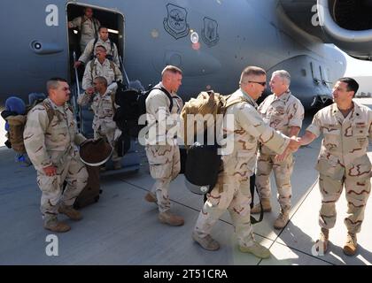 110414NW961-162 SAN DIEGO (14. April 2011) Commander. Nicholas White, Stabschef, Right, und Captain William Dailey, Befehlshaber der Maritime Expeditionary Security Squadron (MSRON) 1, heißen die Heimsegler willkommen, die dem MSRON-1 Detachment B auf der Marinebasis Coronado zugeteilt wurden. MSRON-1 DET-B, eine Bootseinheit aus Corpus Christi, kehrt von einem achtmonatigen Einsatz des Horn von Afrika nach Camp Lemonnier, Dschibuti, zurück, der maritime Sicherheitseinsätze und die Zusammenarbeit im Bereich der Theatersicherheit im Zuständigkeitsbereich der 5. US-Flotte unterstützt. Marineblau Stockfoto