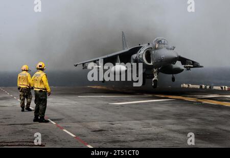 1104117508R-002 ATLANTISCHER OZEAN (11. April 2011) LSE-Personal beobachten als AV-8B Harrier, die der mittleren Tiltrotor Squadron (VMM) 263 (verstärkt) an Bord des amphibischen Mehrzweckschiffs USS Bataan (LHD 5) zugewiesen ist. Bataan setzt sich ins Mittelmeer ein. Marineblau Stockfoto