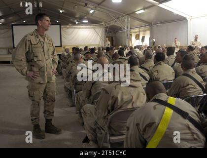 1001099584H-187 PROVINZ KANDAHAR, Afghanistan (9. Januar 2010) Mark Handley befasst sich mit den Fragen und Anliegen der Seabees, die dem 30. Naval Construction Regiment, den Naval Mobile Construction Bataillons (NMCB) 22 und (NMCB) 74 während eines All Hands Call auf dem Kandahar Airfield zugewiesen wurden. Handley befasste sich mit der erwarteten Zunahme der Einsatzdauer und der Verkürzung der Heimathäfen und unterstützte die PresidentХs-Truppenaufhebungsstrategie sowie die Rolle der Seabees bei der Unterstützung der maritimen Strategie. Marineblau Stockfoto