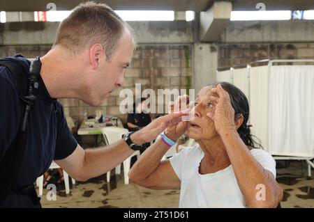 (T-AH 20), Gemeindedienst, Continuing Promise 2011, humanitäre Hilfe, Instituto Nacional Acajutla, Medizin, Militär Sealift Command, msc, Marine, Menschen, US Navy, USNS Comfort Stockfoto