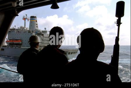 0705195345W-007 ATLANTISCHER OZEAN (19. Mai 2007) - Mitglieder des Flugzeugträgers USS Harry S. Truman (CVN 75) sind unterwegs Nachfüllkontrolle von Tankstelle 13 auf See, während der Auffüllungsöler USNS Laramie (T-AO 203) für ein Auftanken auf See (RAS) mitfährt. Truman führt im Atlantik Flugzeugausbildungen durch. US Navy Stockfoto