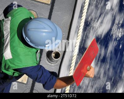 1004064774B-193 PAZIFISCHER OZEAN (6. April 2010) Ein Seemann an Bord des Lenkraketenkreuzers USS Bunker Hill (CG 52) signalisiert dem Military Sealift Command das Schnellkampfschiff USNS Rainier (T-AOE 7) während einer Tankfahrt auf See. Bunker Hill und Rainier unterstützen Southern Seas 2010, eine Operation unter der Leitung des US-Südkommandos, die US-amerikanischen und internationalen Truppen die Möglichkeit bietet, in einem multinationalen Umfeld zu operieren. Marineblau Stockfoto