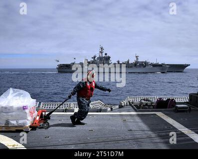 1003184774B-418 PAZIFISCHER OZEAN (18. März 2010) ShipХs John Duran transportiert während einer vertikalen Auffüllung mit dem Schnellkampfschiff USNS Rainier (T-AOE 7) und dem Flugzeugträger USS Carl Vinson (CVN 70) Vorräte an Bord des Lenkraketenkreuzers USS Bunker Hill (CG 52). Bunker Hill unterstützt zusammen mit Carl Vinson Southern Seas 2010, eine Operation unter der Leitung des US-Südkommandos, die US-amerikanischen und internationalen Truppen die Möglichkeit bietet, in einem multinationalen Umfeld zu operieren. Marineblau Stockfoto