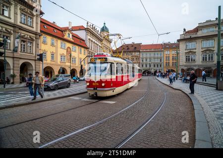 PRAG - 20. MAI 2023: Schöne alte Altstadt der tschechischen Hauptstadt mit der typischen roten Straßenbahn Stockfoto