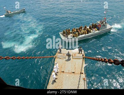 1008314044H-206 HAFEN MORESBY, Papua-Neuguinea (31. August 2010) Mitglieder der Papua-Neuguinea-Verteidigungsstreitkräfte bereiten sich auf das Landungsschiff der Royal Australian Navy HMAS Tobruk (L50) vor. Tobruk ist auf dem Weg nach Rabaul, Papua-Neuguinea, mit einem Kontingent von 64 Seeleuten und Nichtregierungsorganisationen des Krankenhausschiffs USNS Mercy (T-AH 19) für die letzte Etappe der Pacific Partnership 2010. Die Pacific Partnership ist die fünfte in einer Reihe jährlicher humanitärer und ziviler Hilfsmaßnahmen der US-amerikanischen Pazifikflotte, um regionale Partnerschaften zu stärken. Stockfoto