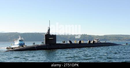 1010291325N-005 BANGOR, Washington (29. September 2010) das ballistische U-Boot der Ohio-Klasse USS Alabama (SSBN 731) kehrt von einer abschreckenden Patrouille zur Marinebasis Kitsap zurück. (U.S. Navy Stockfoto