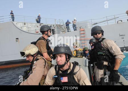 1008096463B-070 RED SEA (9. August 2010) Mitglieder des Tactical Law Enforcement Detachment 404 der US-Küstenwache und Seeleute, die dem Besuchs-, Bord-, Such- und Beschlagnahmungsteam des Lenkraketenkreuzers USS Princeton (CG 59) zugewiesen sind bereiten Sie sich auf die Durchführung eines Anflugs vor und besuchen Sie eine Fischerdhow im Roten Meer. Princeton ist Teil der Combined Task Force 151, einer multinationalen Task Force, die im Januar 2009 zur Bekämpfung der Piraterie im Golf von Aden gegründet wurde. Marineblau Stockfoto