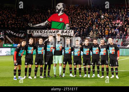 Nijmegen, Niederlande. November 2023. NIJMEGEN, NIEDERLANDE - 2. NOVEMBER: Spieler von NEC tragen ein Bild von Bas Dost und Fan Banner im Hintergrund mit Text Beterschap Bas, (in der Reihenfolge L-R) Elayis Tavsan, Magnus Mattson, Sai van Wermeskerken, Mathias Ross, Torhüter Robin Roefs, Bart van Rooij, Dirk Proper, Lars Olden Larsen Rober Gonzalez, lasse Schone beim TOTO KNVB Cup 1. Runde Spiel zwischen NEC und Roda JC im Goffertstadion am 2. November 2023 in Nijmegen, Niederlande. (Foto: Broer van den Boom/Orange Pictures) Credit: Orange Pics BV/Alamy Live News Stockfoto