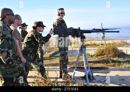 .50-Kaliber Waffe, Kalif., Mobilitätstraining, San Clemente Island, Seal Team 17, Spezialist für Kriegsführung (SEALO, Position des Revolverschützen, Foto der US Navy Stockfoto