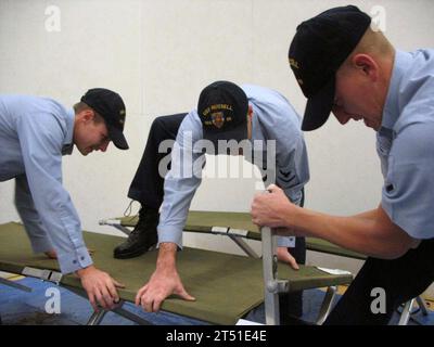 0710231008D-001 SAN DIEGO (23. Oktober 2007) - Seeleute, die dem Raketenzerstörer USS Russell (DDG 59) zugeordnet sind, bauen im Rahmen der Evakuierungsmaßnahmen, die an Bord der Marinestation San Diego durchgeführt werden, Liegen für potenzielle Evakuierer zusammen, um auf die landesweiten Brände zu reagieren, die Hunderte von Militärmitgliedern vertrieben haben. Mehr als 300.000 Hektar wurden durch die Waldbrände zerstört. US Navy Stockfoto