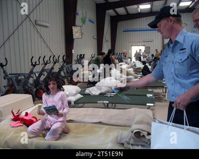 000 Acres, 300, zusammenbauen, Calif., Evakuierungsentlastung, Lenkraketenzerstörer USS Russell (DDG 59), Marinestützpunkt san diego, san diego, Waldbrände Stockfoto