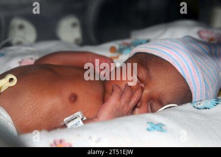 1001216410J-485 PORT-AU-PRINCE, Haiti (21. Januar 2010) medizinische Fachkräfte an Bord des Krankenhausschiffs USNS Comfort (T-AH 20) brachten am 21. Januar 2010 um 14:27 Uhr Baby Esther. Sie ist das erste Baby an Bord des schwimmenden Krankenhauses mit 1.000 Betten, das in Haiti die Operation Unified Response unterstützt. Baby Esther wiegt weniger als fünf Pfund und wurde sieben Wochen vorzeitig durch Kaiserschnitt zur Welt gebracht, als ihre Mutter während des Erdbebens, das Haiti am 12. Januar 2010 heimsuchte, Becken- und Femurfrakturen erlitt. Obwohl sie verfrüht ist, ist sie gesund und wurde befreit Stockfoto