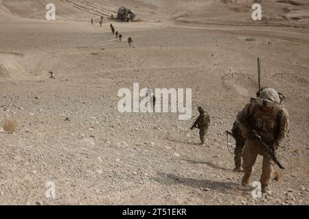 1101133952S-021 SANGIN, Afghanistan (13. Januar 2011) US-Marines, die dem 1. Trupp, 2. Zug, Lima Kompanie, 3. Bataillon, 5. Marineregiment, das Regimentskampfteam 2 und die afghanische Nationalarmee führen eine Zensus-Patrouille durch. Die Marines führen tägliche Sicherheitspatrouillen durch, um die feindliche Präsenz in der Umgebung zu verringern. Das 5. Marine-Regiment wird in der Provinz Helmand eingesetzt, um die Internationale Sicherheitsbeistandstruppe zu unterstützen. (U.S. Marine Corps Stockfoto