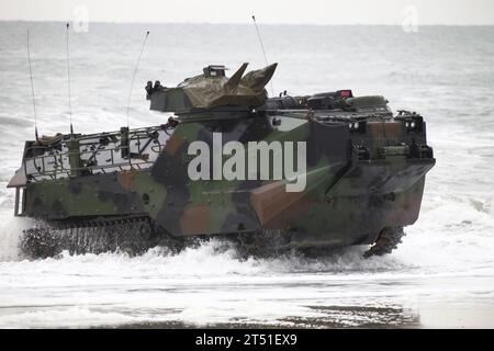 120206HJ844-035 CAMP LEJEUNE, N.C. (6. Februar 2012) ein amphibisches Angriffsfahrzeug fährt während der Übung Bold Alligator 2012 in Richtung Onslow Beach. Bold Alligator ist die größte amphibische Marine-Übung der letzten 10 Jahre und repräsentiert die Revitalisierung der gesamten Palette der amphibischen Operationen durch das Navy and Marine Corps. Die Übung konzentriert sich auf den heutigen Kampf mit den heutigen Kräften und zeigt die Vorteile des Seabasings auf. Diese Übung findet vom 30. Januar bis zum 12. Februar 2012 über Wasser und an Land in Virginia und North Carolina statt. #BA12 (U.S. Marine Corps Stockfoto