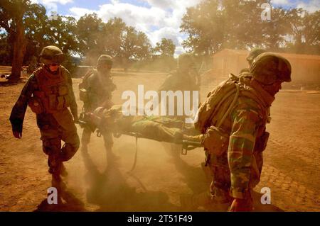 111004SM578-063 FORT HUNTER LIGGETT, Kalifornien (4. Oktober 2011) Seabees, die dem Naval Mobile Construction Battalion (NMCB) 40 zugewiesen sind, führen eine Massenbohrung bei Fort Hunter Liggett, Kalifornien, durch Der NMCB-40 nimmt an seiner letzten Übung und Evaluierung vor dem bevorstehenden Einsatz beim U.S. Pacific Command im November Teil. Marineblau Stockfoto