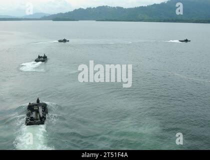 1010057680E-060 CHIRIQUI GRANDE, Panama (5. Oktober 2010) Amphibische Angriffsfahrzeuge (AAV), die der Alpha-Kompanie des 2. Angriffs-Amphibien-Bataillons zugeteilt sind, abseits des Mehrzweck-Amphibien-Angriffsschiffs USS Iwo Jima (LHD 7). Die Mitglieder des Service an Bord der Iwo Jima machten Fahrten auf den AVs als Gelegenheit, eine amphibische Landung zu erleben. Iwo Jima unterstützt die Panama-Phase der weiteren Mission PROMENT 2010 zur humanitären Unterstützung der Zivilbevölkerung. Die zugewiesenen medizinischen und technischen Mitarbeiter an Bord von Iwo Jima arbeiten mit Partnerländern zusammen, um medizinische, zahnärztliche, tierärztliche und medizinische Versorgung zu bieten Stockfoto