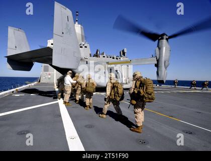 1004152147L-001 ONSLOW BAY, N.C. (15. April 2010) Marines, die der India Company, 3. Bataillon, 9. Marine-Regiment zugewiesen sind, besteigen eine MV-22 Osprey an Bord des amphibischen Transportdocks USS New York (LPD 21). New York führt gerade Trainingsübungen im Atlantik durch. Marineblau Stockfoto