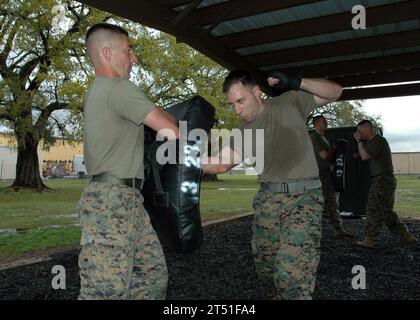 0703157427G-003 NEW ORLEANS (15. März 2007): Zwei Marines sparen sich während einer Kampfkunst-Klasse im Grünen Gürtel, die von der 3. Marine Expeditionary Unit, 23. Bataillon, veranstaltet wird. In diesem Kurs werden die Teilnehmer als Ausbilder für disziplinierte Formen unbewaffneter Kämpfe zertifiziert. US Navy Stockfoto