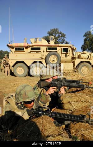 111008SM578-038 FUSS HUNTER LIGGETT, Kalifornien --Seabees, die dem Naval Mobile Construction Battalion (NMCB) 40 zugewiesen sind, verteidigen ihr Lager in einem simulierten Feuergefecht als Teil ihres abschließenden Evaluierungsproblems während einer Trainingsübung in Forth Hunter Liggett, 8. Oktober 2011. Die NMCB FORTY nimmt derzeit an der letzten Übung vor Ort (FTX) und der Evaluierung vor dem bevorstehenden Einsatz des Pacific Command im November Teil. Das Bataillon soll nach Beendigung des Einsatzes im September 2012 stillgelegt werden. US Navy Stockfoto