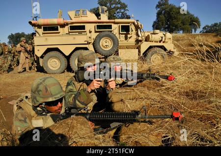 111008SM578-036 FUSS HUNTER LIGGETT, Kalifornien --Seabees, die dem Naval Mobile Construction Battalion (NMCB) 40 zugewiesen sind, verteidigen ihr Lager in einem simulierten Feuergefecht als Teil ihres abschließenden Evaluierungsproblems während einer Trainingsübung in Forth Hunter Liggett, 8. Oktober 2011. Die NMCB FORTY nimmt derzeit an der letzten Übung vor Ort (FTX) und der Evaluierung vor dem bevorstehenden Einsatz des Pacific Command im November Teil. Das Bataillon soll nach Beendigung des Einsatzes im September 2012 stillgelegt werden. US Navy Stockfoto