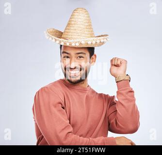 Sombrero, aufgeregt und Porträt eines Mannes im Studio mit Tanzbewegungen für Comic, Humor und lustigen Witz. Fröhlich, Partyzubehör und Gesicht eines männlichen Menschen auf Stockfoto