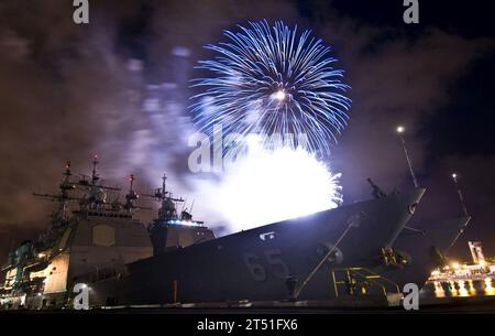 1007047498L-530 PEARL HARBOR (4. Juli 2010) Feuerwerke auf der Joint Base Pearl Harbor-Hickam (JBPHH) explodieren über zwei Kreuzer der Aegis-Klasse, USS Chosin (CG 65) und USS Lake Erie (CG 70). Tausende sahen zu, wie Mitglieder des Militärdienstes und ihre Familien den 4. Juli feierten, um Amerikas 234. Geburtstag zu ehren. Marineblau Stockfoto