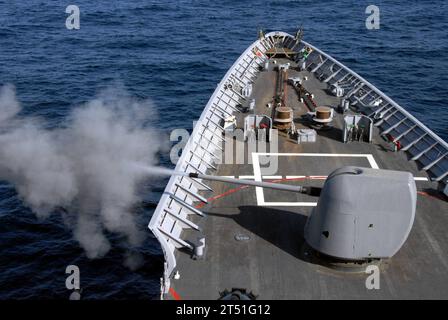 0912272600H-014 GOLF VON ADEN (27. Dezember 2009) das leichte 5-Zoll/54-Kaliber (Mk 45) des Lenkraketenkreuzers USS Chosin (CG 65) wird während eines Trainings abgefeuert. Chosin ist das Flaggschiff der CTF-151, einer multinationalen Task Force, die vor der Küste Somalias zur Bekämpfung der Piraterie eingesetzt wurde. Marineblau Stockfoto