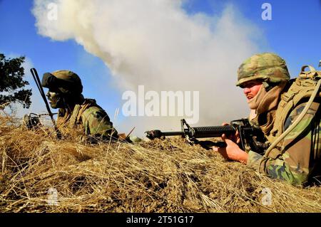 111008SM578-005 FUSS HUNTER LIGGETT, Kalifornien --Seabees, die dem Naval Mobile Construction Battalion (NMCB) 40 zugewiesen sind, verteidigen ihr Lager in einem simulierten Feuergefecht als Teil ihres abschließenden Evaluierungsproblems während einer Trainingsübung in Forth Hunter Liggett, 8. Oktober 2011. Die NMCB FORTY nimmt derzeit an der letzten Übung vor Ort (FTX) und der Evaluierung vor dem bevorstehenden Einsatz des Pacific Command im November Teil. Das Bataillon soll nach Beendigung des Einsatzes im September 2012 stillgelegt werden. US Navy Stockfoto